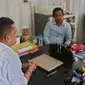 Mantan Ketua KPU Bengkalis (berpeci) saat diminta keterangan oleh penyidik terkait dugaan korupsi dana hibah untuk pemilihan umum di Kabupaten Bengkalis. (Liputan6.com/M Syukur)