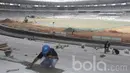 Pekerja menyelesaikan proyek renovasi Stadion Utama Gelora Bung Karno (SUGBK) di Senayan, Jakarta, Jumat (17/3/2017). SUGBK ini direnovasi untuk menyambut Asian Games 2018. (Bola.com/M Iqbal Ichsan)