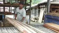 Hasan, penjual kayu di Kabupaten Tanah Laut, Kalimantan Selatan, menerima kabar jika putra sulungnya penerimaan Akademi Polisi (Akpol) TA 2023. (foto: istimewa)