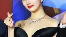 <p>Apalagi penampilan si cantik Suzy. Hadir sebagai MC, Suzy tampil begitu menawan dalam balutan gaun hitam. Penampilannya disempurnakan dengan kalung berlian yang begitu mewah. (Insagram/queen_suzy94).</p>