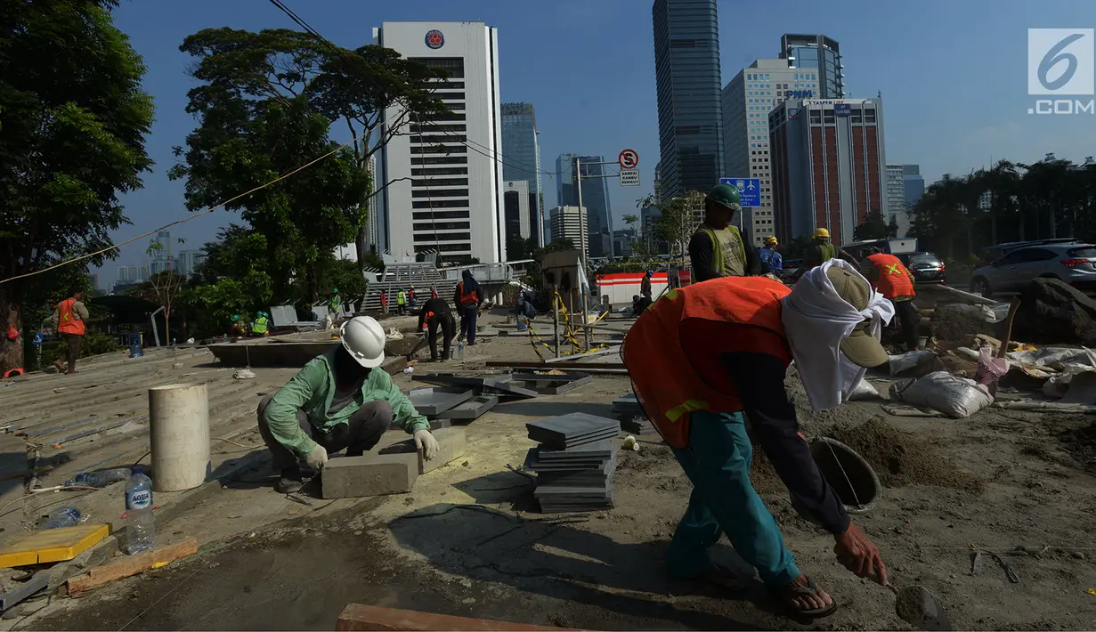 Pekerja proyek menyelesaikan pembangunan Taman Spot dan Budaya Dukuh Atas, Jakarta, Rabu (19/6/2019). Taman tersebut digunakan untuk menciptakan ruang ekspresi budaya yang pembangunnnya hampir rampung. (merdeka.com/Imam Buhori)