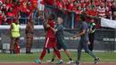 Striker timnas Indonesia, Marinus Wanewar, meninggalkan lapangan saat terlibat pertikaian dengan pemain Kamboja di Stadion Shah Alam, Selangor, Kamis, (24/8/2017). Indonesia menang 2-0 atas Kamboja. (Bola.com/Vitalis Yogi Trisna)