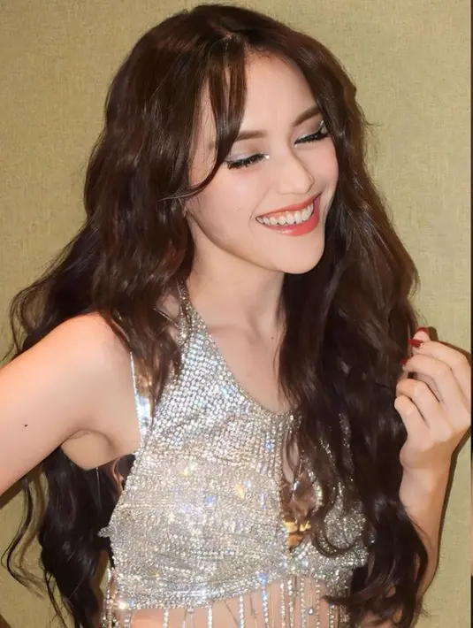 Penampilan semakin terlihat seleb Korea dengan aplikasi riasan wajahnya. Mengenakan eyeshadow shimmer warna silver, lipstik glossy, dan blushon pinknya. [@ayutingting92]