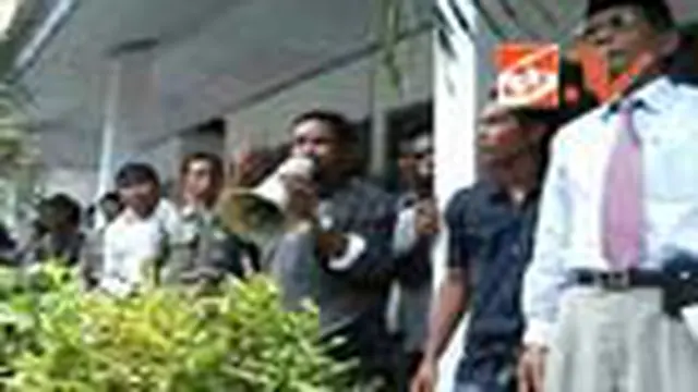 Massa Duduki Gedung DPRD Bima