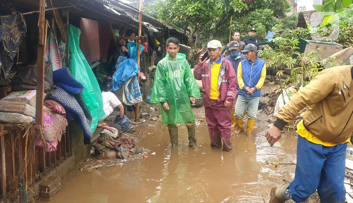 <p>Sejumlah orang memeriksa kondisi pasca banjir bandang Garut di kawasan Cimacan, Desa Jayaraga, Kecamatan Tarogong Kidul, Sabtu (16/7/2022). Saat ini mayoritas korban terdampak banjir di blok Cimacan membutuhkan pakaian ganti dan selimut penghangat buat warga. (Liputan6.com/Jayadi Supriadin)</p>