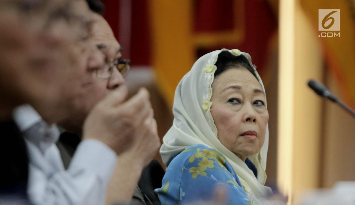 Istri almarhum Gus Dur, Sinta Nuriyah Wahid saat menghadiri pertemuan Gerakan Suluh Kebangsaan dengan KPU di Gedung KPU, Jakarta, Rabu (10/4). Gerakan Suluh Kebangsaan juga menolak delegitimasi yang disuarakan oleh sejumlah pihak. (merdeka.com/Iqbal S. Nugroho)