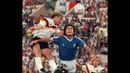 Pemain depan Jerman Barat, Rudi Voeller berebut bola dengan bek Argentina, Oscar Ruggeri saat berlaga di Final Piala Dunia Roma 1990, (8/7/1990). (AFP PHOTO/Georges Gobet)