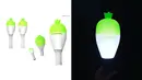 Lightstick milik MAMAMOO mempunyai bentuk yang lucu. Pasalnya lightstick-nya berbentuk seperti lobak. Dan tentu saja lightstick ini bisa menyala dalam beberapa warna. (Foto: koreaboo.com)