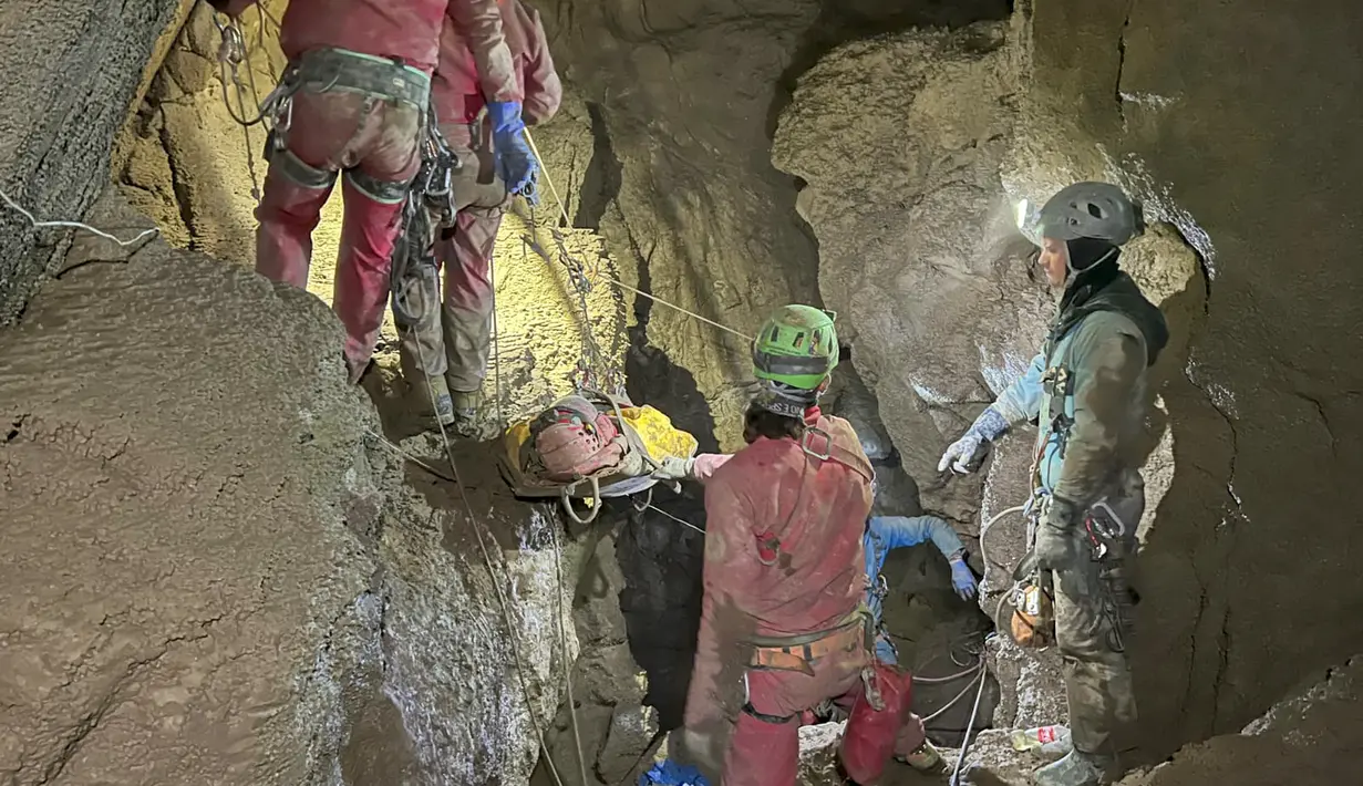 Federasi Caving Turki mengungkapkan bahwa secara logistik dan teknis, operasi mengeluarkan Dickey merupakan salah satu misi penyelamatan dari gua terbesar sepanjang sejarah. (CNSAS Via AP)
