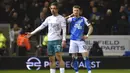 Pemain Manchester City Jack Grealish (kiri) memberi isyarat saat melawan Peterborough United pada pertandingan sepak bola putaran kelima Piala FA di Stadion Weston Homes, Peterborough, Inggris, 1 Maret 2022. Manchester City menang 2-0. (AP Photo/Rui Vieira)