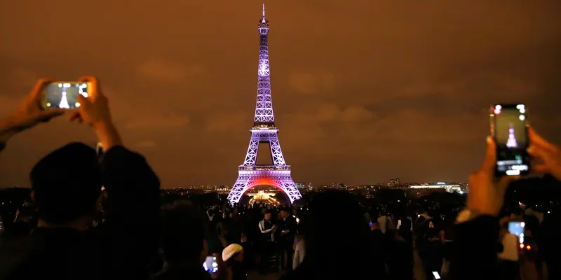 Keren, Menara Eiffel Berhias Cahaya Warna-warni