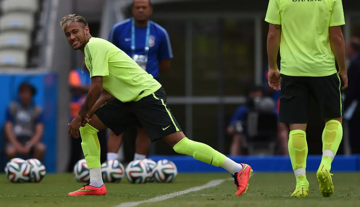 Neymar kembali mengubah gaya rambutnya menjelang pertandingan melawan Meksiko. Pada latihan hari Minggu (16/6/2014) rambutnya yang hitam kini sudah berubah menjadi pirang, Brasil, Senin (16/6/2014) (AFP Photo/VANDERLEI ALMEIDA)