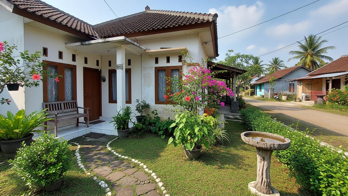 8 Contoh Rumah Sederhana untuk Hari Tua dengan Taman Samping yang Menenangkan