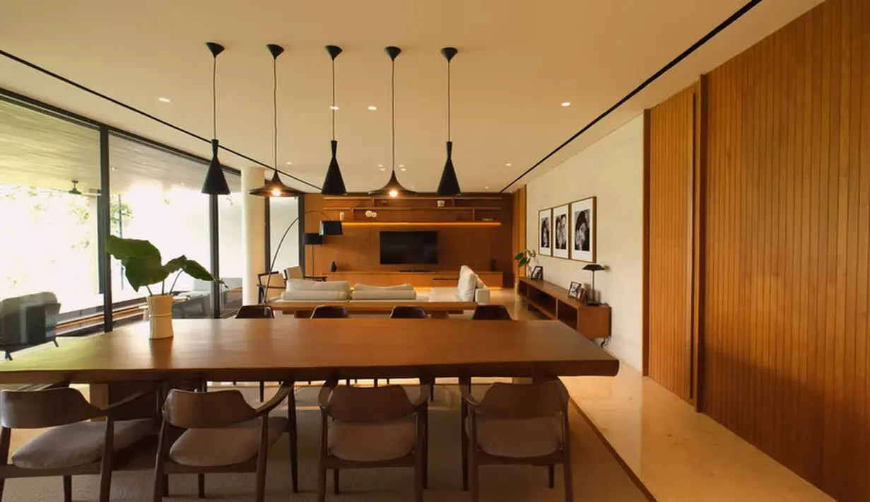 Rumah pasangan yang menikah pada  tahun 2019 ini mengusung konsep tropica. Potret meja makan yang besar dan juga ruang leving room. [Youtube/CikyCitraRezky]