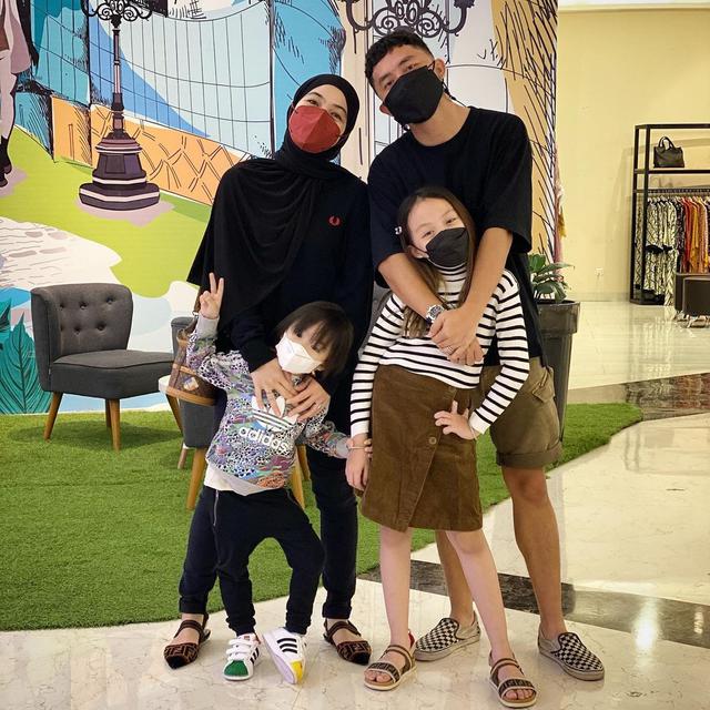 Hamil Anak Ketiga, Ini 6 Potret Keluarga Kecil Dian Ayu dan Ananda Omesh