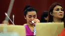 Di ruang itu, penyanyi Satu Jam Saja itu terlihat meneteskan air mata saat kuasa hukumnya sedang menjelaskan kronologisnya didepan anggota dewan. (Adrian Putra/Bintang.com)