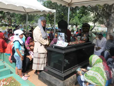 Sejumlah masyarakat melakukan ziarah kubur di makam Almarhum Ustad Jefri Al- Buchori. Jakarta, (23/6/14) (Liputan6.com/Herman Zakharia) 