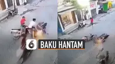 Terekam kamera cctv dua pengendara motor adu banteng dan akhirnya baku hantam di jalan.
