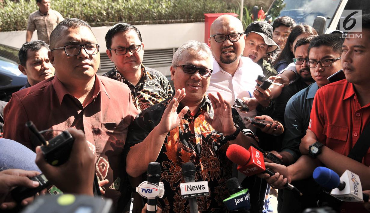 Ketua KPU Arief Budiman didampingi Komisioner KPU dan anggota Bawaslu tiba di Gedung Bareskrim Polri, Jakarta (3/1). Kedatanganya untuk melaporkan cuitan Andi Arief terkait hoaks 7 kontainer berisi surat suara tercoblos. (Merdeka.com/Iqbal S. Nugroho)