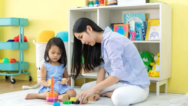 anak bermain dengan ibu