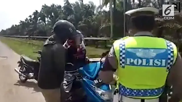 Viral video Polantas melakukan razia terhadap motor yang mengangkut 3 penumpang sekaligus. Ternyata, salah satu diantaranya adalah jenazah yang akan dibawa ke rumah dukua.