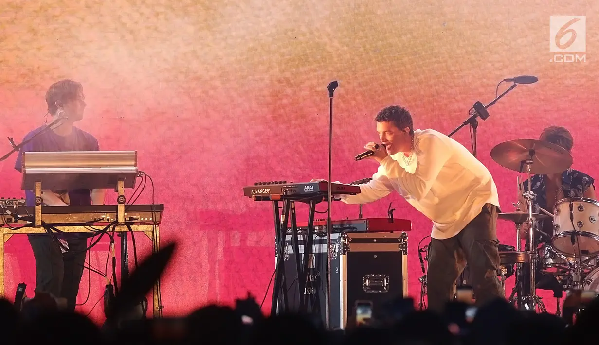 Penampilan grup band asal Los Angeles, LANY dalam konser bertajuk "LANY Malibu Night Tour" di Tennis Indoor Senayan, Jakarta, Rabu (14/8/2019) malam. Trio electro pop yang digawangi Paul Jason Klein, Jake Goss dan Less Priest ini membawakan 16 lagu. (Fimela.com/Bambang E. Ros)