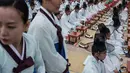 Sejumlah pelajar mengenakan kostum tradisional Korsel saat upacara Hari Kedewasaan di Namsan Hanok Village, Seoul, Senin (15/5). Di usia 20, mereka diperbolehkan merokok, mengonsumsi minuman beralkohol, dan mengikuti pemilihan umum. (Ed JONES/AFP)