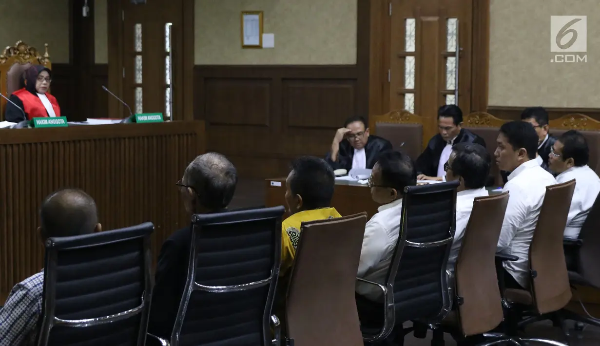 Tujuh mantan anggota DPRD Sumut menjalani sidang dakwaan di Pengadilan Tipikor, Jakarta, Kamis (27/12). Mereka didakwa menerima suap dari Gatot Pujo Nugroho saat masih menjabat sebagai Gubernur Sumut. (Liputan6.com/Helmi Fithriansyah)