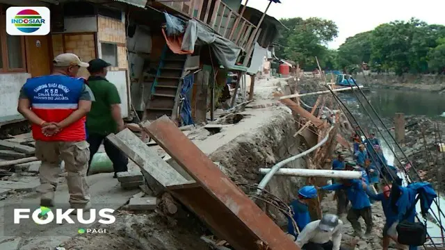 Dinas Lingkungan Hidup DKI Jakarta mengatakan, penyebab amblesnya tanah juga disebabkan turun naiknya permukaan air sungai.