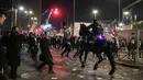 Petugas polisi Israel membubarkan pria Yahudi ultra-Ortodoks yang menghalangi jalan dalam aksi protes menentang rencana wajib militer mereka di Israel, di Yerusalem, Kamis 30 Oktober 2025. Komunitas Yahudi Ortodoks menolak langkah pemerintah yang mewajibkan mereka untuk menjalani wajib militer. (AP Photo/Leo Correa)
