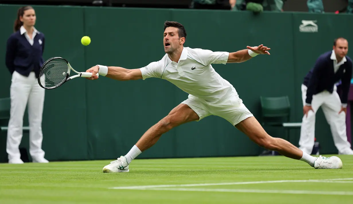 Pada set keempat, Djokovic semakin tampil perkasa. Servis yang ia lesatkan kerap kali tak bisa dikembalikan dengan baik oleh Soon-woo. Hasilnya, Djokovic pun menang dengan skor 6-4 sekaligus menyudahi laga di hari pertamanya tersebut. (AFP/Adrian Dennis)