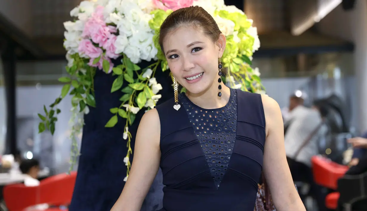 "Sama saja lah, beda kebahagiaannya dan beda suka dukanya. Paling penting kita bahagia dan bagikan ke orang lain, untuk melakukannya, harus bahagia dulu," tuturnya. (Nurwahyunan/Bintang.com)