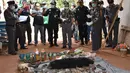 Petugas memeriksa puluhan bangkai anak Harimau yang ditemukan di kuil harimau, Bangkok , Thailand, (1/6/2016). Petugas telah memindahkan 52 ekor harimau yang masih hidup dari kuil tersebut dan masih ada sekitar 85 harimau lagi. (Daily News/via REUTERS)