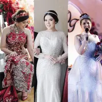 Di momen sangjit jelang menikah, Tina Toon dan sang kekasih tampil serasi mengenakan Cheongsam serba merah. [Foto: Instagram/@sekisah.photo/@sekisah.sangjit].