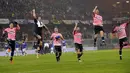 Para Pmeain Juventus, melakukan selebrasi usai menglahkan Sampdoria  pada lanjutan Liga Italia Serie A di Stadion Marassi, Genoa, Senin (11/1/2016) dini hari WIB.  (Reuters/Giorgio Perottino)