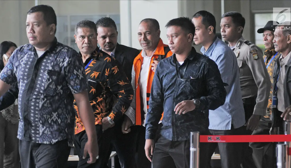 Bupati Ngada Marianus Sae usai menjalani pemeriksaan di Gedung Komisi Pemberantasan Korupsi (KPK), Jakarta, Senin (12/2). Akibat ditangkap KPK, Marianus Sae tak menghadiri penetapan calon Pilkada NTT. (Liputan6.com/Herman Zakharia)