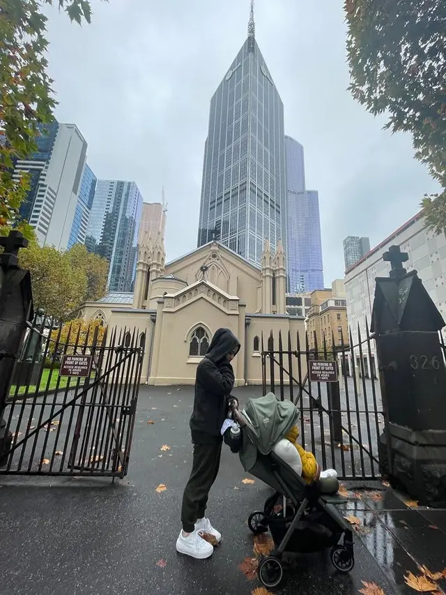 6 Potret Gaya Putri Anne Ganti Hijab dengan Topi dan Hoodie saat Liburan di Australia