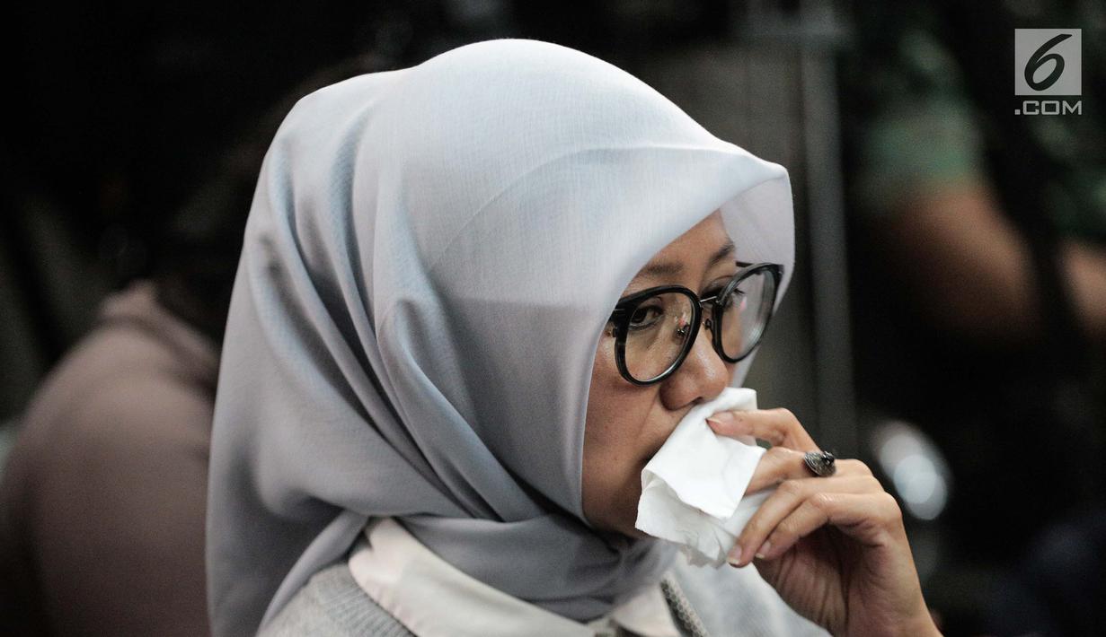 Ekspresi istri terdakwa kasus dugaan penghilangan barang bukti pengaturan skor Joko Driyono saat menghadiri sidang vonis PN Jakarta Selatan, Selasa (23/7/2019). Sebelumnya, hakim mempertimbangkan hal-hal yang meringankan dan memberatkan dalam menyusun amar putusan. (Liputan6.com/Faizal Fanani)