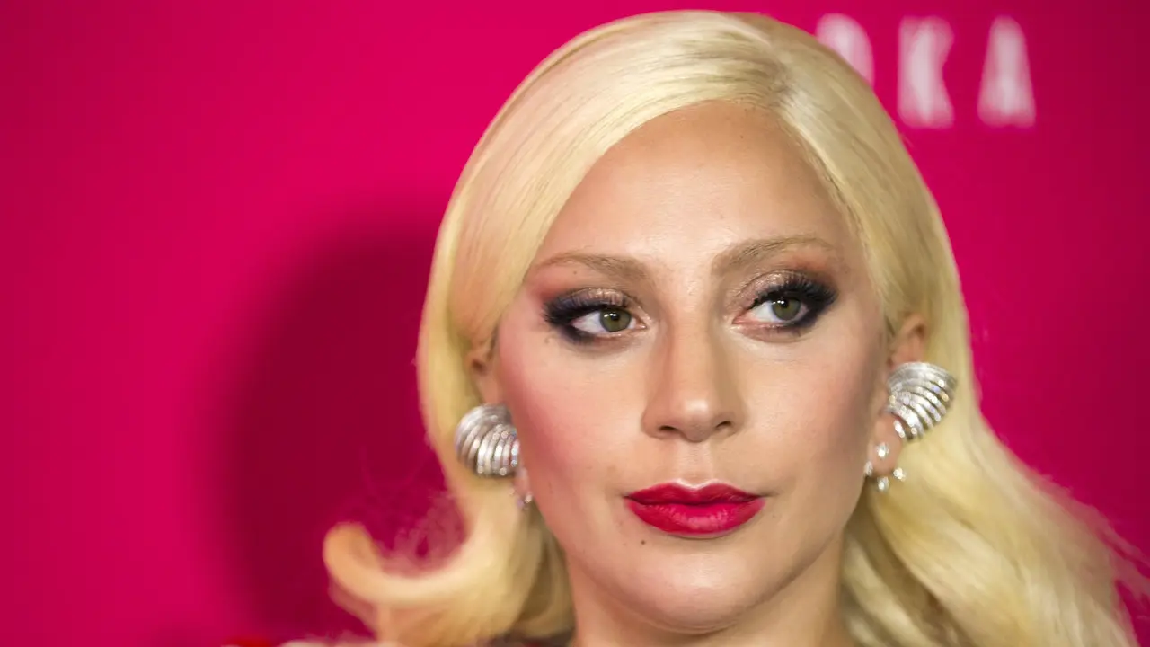 20151020-Lady Gaga Tampil Anggun Bersama Sang Kekasih