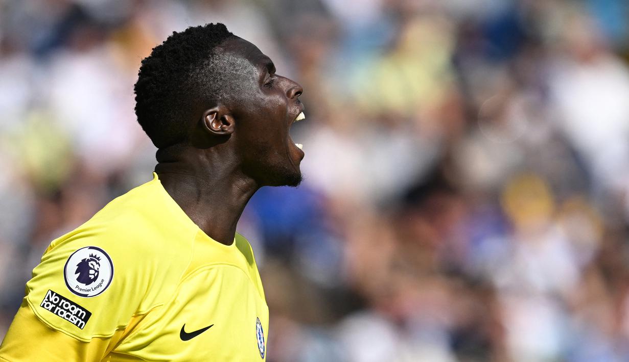 Gol terjadi akibat blunder yang dibuat kiper Chelsea Edouard mendy yang terlalu lama memainkan bola usai menerima backpass dari pemain bertahan. Bola pun mampu direbut Brenden Aaronson yang akhirnya dengan mudah menceploskan bola ke dalam gawang. (AFP/Paul Ellis)