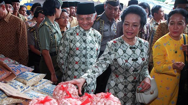 Bj Habibie Syal Krem Dan Bisikan Puisi Cinta Untuk Ainun News Liputan6 Com