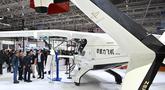 Pengunjung terlihat di samping pesawat Zerog eVTOL model ZG-T6 di stan Zerog selama Aero Asia 2025 di Zhuhai, Provinsi Guangdong, Tiongkok selatan, pada Kamis 27 November 2025. Pameran penerbangan dan kedirgantaraan internasional Aero Asia 2025 resmi dibuka. (Hector RETAMAL/AFP)
