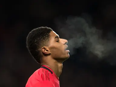 Striker Manchester United, Marcus Rashford, tampak kecewa usai ditahan imbang Aston Villa pada laga Premier League di Stadion Old Trafford, Manchester, Minggu (1/12). Kedua klub bermain imbang 2-2. (AFP/Oli Scarff)