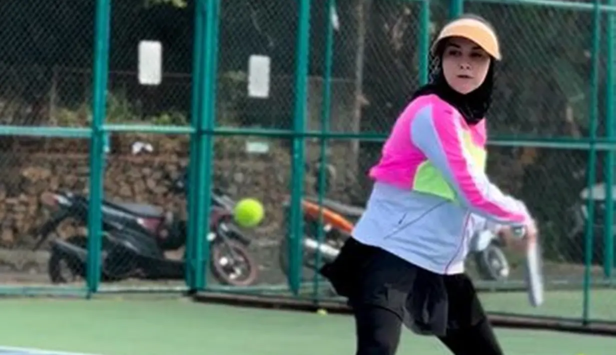 Irish Bella terlihat sangat menikmati momen main tenis. Perempuan berusia 27 tahun terlihat serius saat berusaha mengembalikan bola tenis ke lawan. Potret Irish Bella main tenis ini berhasil curi perhatian. (Liputan6.com/IG/_irishbella_)