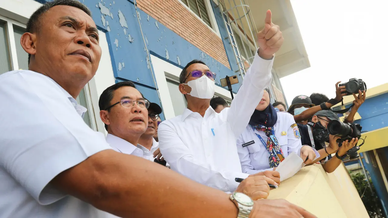 PJ Gubernur DKI Jakarta Heru Budi Tinjau Rumah Pompa Waduk Pluit