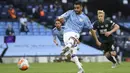 Pemain Manchester City, Riyad Mahrez, mencetak gol ke gawang Burnley pada laga Premier League di Stadion Etihad, Senin (22/6/2020). Manchester City menang 5-0 atas Burnley. (AP/Shaun Botterill)