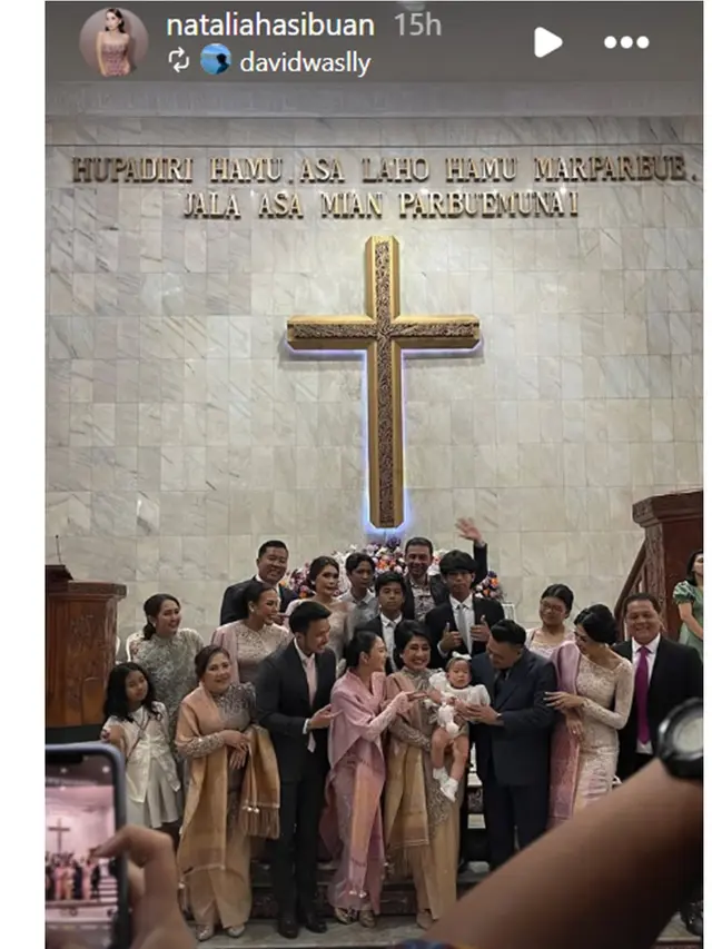 6 Potret Jessica Mila di Pembaptisan Putrinya, Padukan Songket dan Kebaya Pink