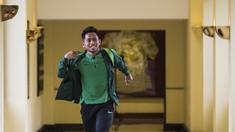 Pemain Timnas Indonesia, Andik Vermansah, tersenyum saat bersiap menuju SUGBK dari Hotel Sultan, Jakarta, Selasa (13/11). Timnas Indonesia akan melawan Timor Leste pada laga Piala AFF 2018. (Bola.com/Vitalis Yogi Trisna)