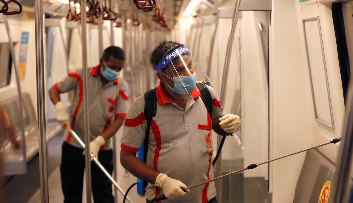 Pekerja membersihkan gerbong metro di New Delhi, India, Kamis (3/9/2020). Jaringan Delhi Metro bersiap untuk melanjutkan layanan secara bertahap mulai 7 September, setelah lebih dari 5 bulan ditutup karena pandemi virus corona Covid-19. (AP Photo/Manish Swarup)