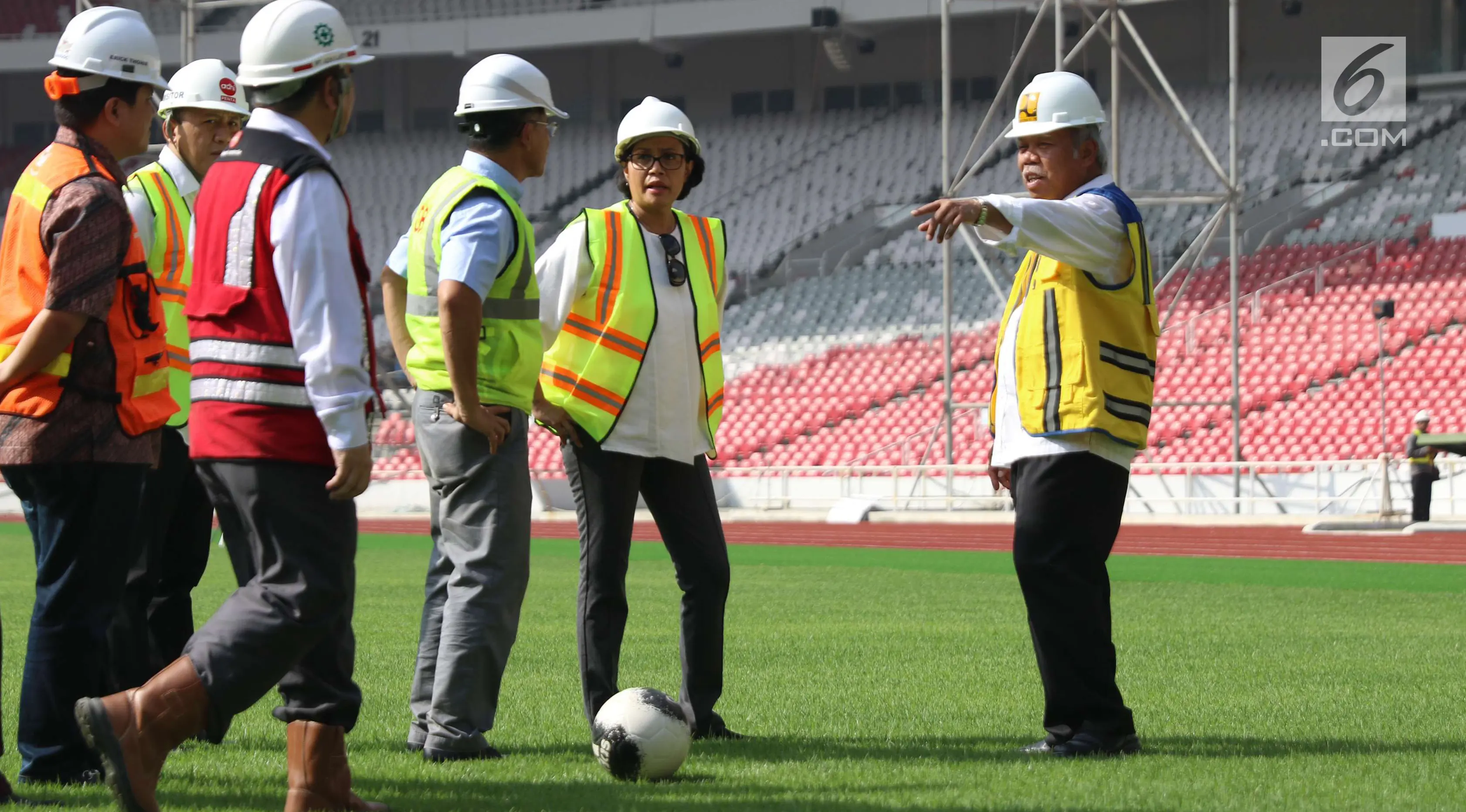 c	Menteri Keuangan Sri Mulyani bersama Menteri PUPR Basuki Hadimuljono meninjau Stadion Utama Gelora Bung Karno di Senayan, Jakarta, Kamis (23/11). Sri Mulyani dan Menteri Basuki mengunjungi sejumlah venue Asian Games 2018. (Liputan6.com/Angga Yuniar)